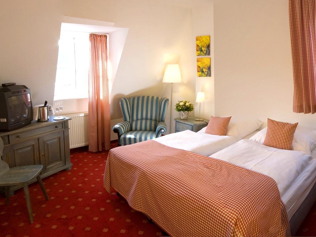 Landgasthof Und Hotel Weisser Lowe Eckental Room photo